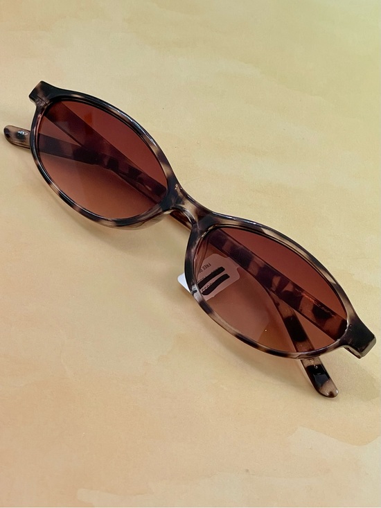 Free People Accessories - Tortoiseshell Slim Oval Retro Boho Sunglasses - Brown Lenses